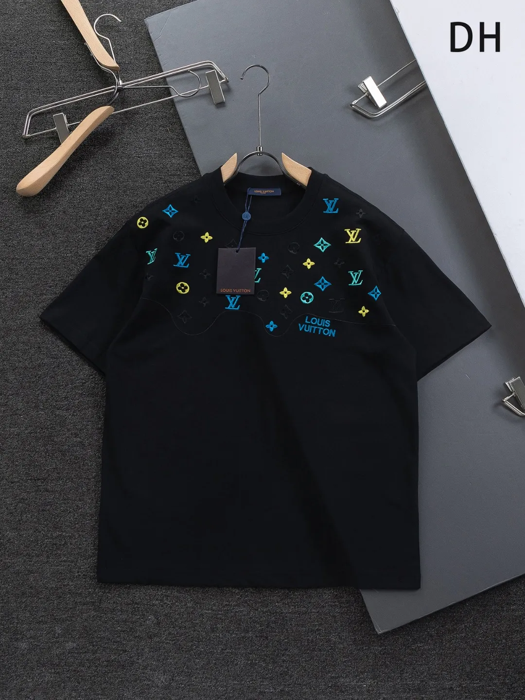 🅿️190 Louis Vuitton 1V LV micro-wide version S-XL LV 26ss new products are available at the counter simultaneously. Multiple craftsmanship. Colorful half-body digital full flower logo on the chest🪡 embroidery. Round neck short-sleeved T-shirt, same style for men and women! Consigned to one-to-one creation. Synchronized with the official website, pure cotton fabrics at the counter! It is close to the skin and comfortable, durable and easy to wear. It has a classic and simple logo design and meticulous original craftsmanship. Short-sleeves, a must-have item for men, do not appear to be the same for the general public, but must be unique and eye-catching. This LV short-sleeve is all about quality, comfort, the same shape and fashion as always, including fabrics and cutting techniques. All of them have been made with great effort! 320 grams of washed pure cotton fabric, pure cotton is breathable, very refreshing and comfortable for daily wear. The rib knitting on the neckline is smooth and tight, and the neckline will not be skewed if you toss it at will. The loose version, you will find that it looks really good on the upper body. The overall is minimalist and neat, super versatile for daily use! Pair it casually with a pair of pants for a youthful look. A T-shirt will make your outfit crazy. It is a fashionable item that can never go wrong! Color: Black White Size: S-XL Size chart: S: Shoulder width 45.5-Bust 52-Length 70 M: Shoulder width 47-Bust 54-Length 72 L: Shoulder width 48.5-Bust 56-Length 74 XL: Shoulder width 50-Bust 58-Length 76